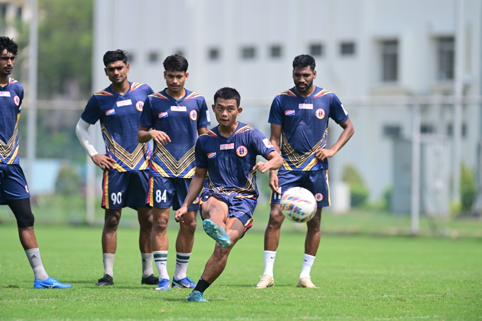 ISL 2025-26 Match Preview: East Bengal FC looks to reclaim home dominance against Kerala Blasters FC