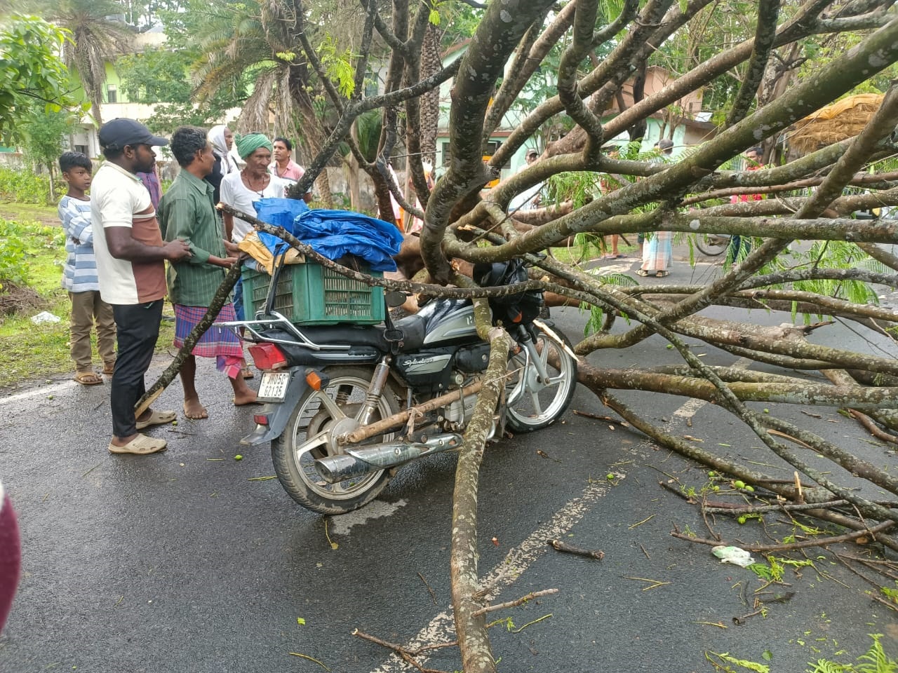 অলৌকিকভাবে প্রাণে বেঁচে যান ভক্তরঞ্জন মাহাতো