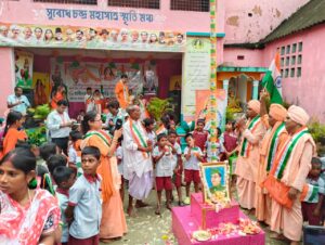 মন্মথপুরে স্বাধীনতা দিবসে ছাত্রছাত্রীদের সংবর্ধনা, সম্মানিত গ্রাম পুজা কমিটি