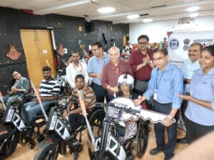 কলকাতায় হুইলচেয়ার ব্যবহারকারীদের ব্যক্তিগত চাহিদা অনুযায়ী চলাচলের সহায়ক সরঞ্জাম প্রদান করল মোবিস ইন্ডিয়া ফাউন্ডেশন